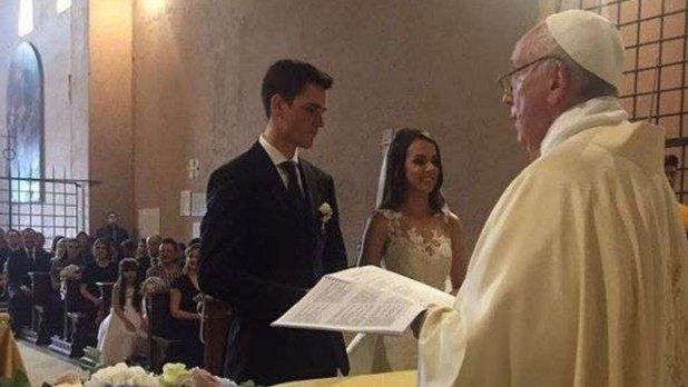 Papa Francesco celebra a sorpresa un matrimonio - Vatican News